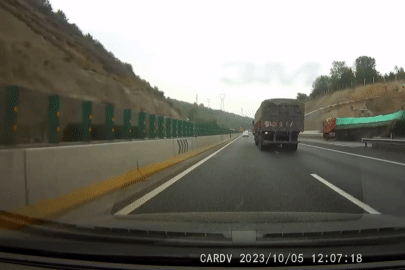 Xe tải vào cua quá nhanh bị lật trên cao tốc tạo nên đám mây mù màu vàng