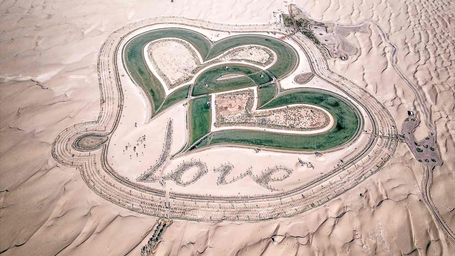 Hồ tình yêu hình trái tim khổng lồ nổi bật giữa sa mạc Dubai
