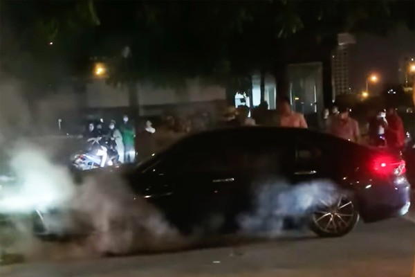 Ô tô Camry lao lên vỉa hè đường Hà Nội, nam tài xế bất tỉnh