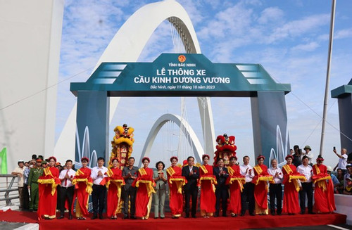 Bac Ninh opens bridge with highest steel arch in Vietnam