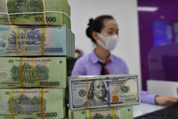 Giá USD tự do tăng mạnh, vượt 24.700 đồng