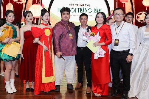 Học sinh trường Chu Văn An làm đạo diễn lễ hội Trung thu ở Hà Nội