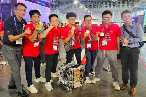 Học sinh Việt Nam vô địch giải robot lớn nhất thế giới