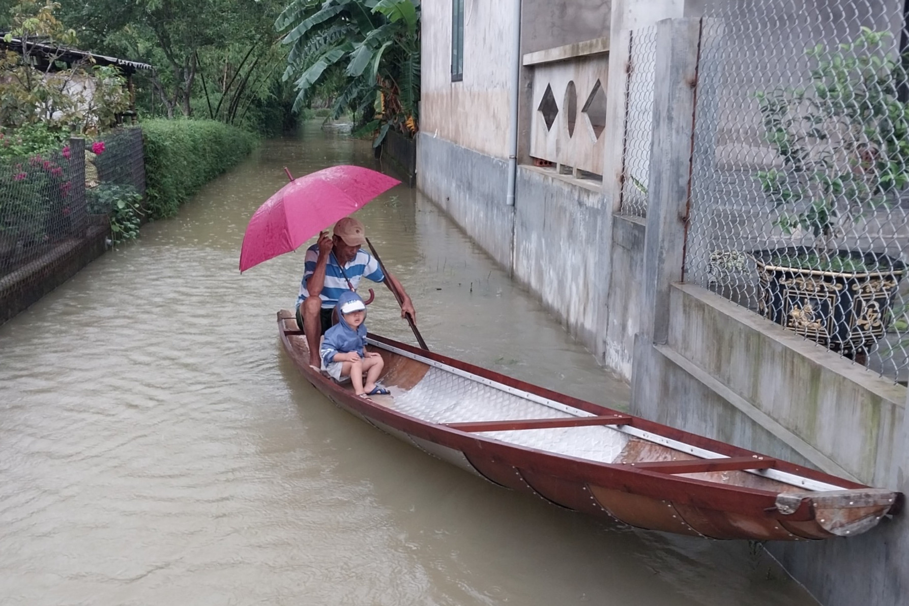 Mưa lớn gây ngập cục bộ nhiều nơi ở Thừa Thiên Huế