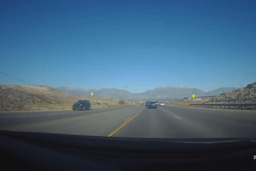 Tai họa bất ngờ ngay trước mắt trên cao tốc khiến tài xế không kịp phản ứng