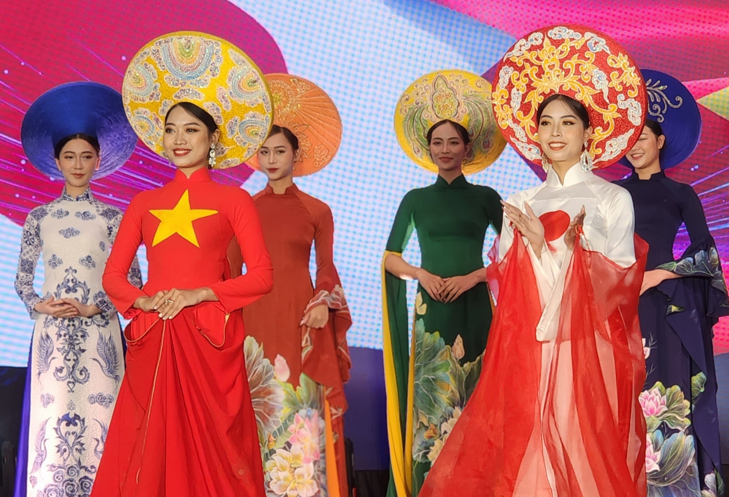 Duyên dáng áo dài và kimono trong 'Sắc thu Việt - Nhật'