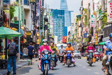 Foreign travelers impressed with Vietnam food tour by scooter