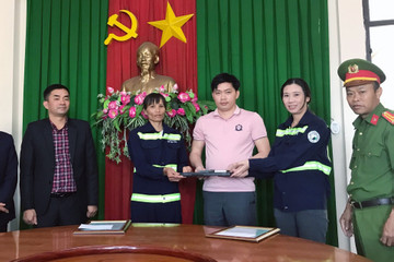 Hai nữ nhân viên môi trường ở Đà Lạt trả lại 4.700 USD cho người đánh rơi