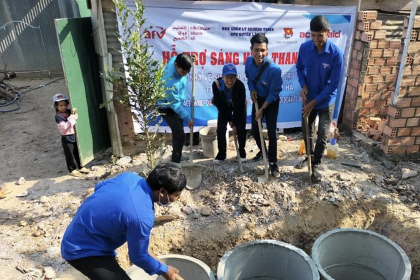 Hỗ trợ xây nhà tiêu hợp vệ sinh, cải thiện môi trường sống cho đồng bào DTTS