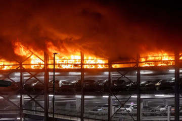 Ô tô phát nổ trong bãi đỗ sân bay khiến hàng trăm xe khác cháy rụi