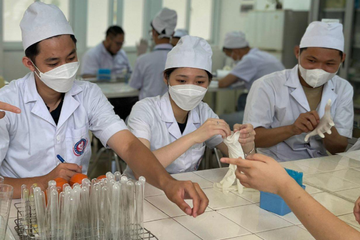 Việt Nam thiếu trầm trọng điều dưỡng, nhân viên xét nghiệm