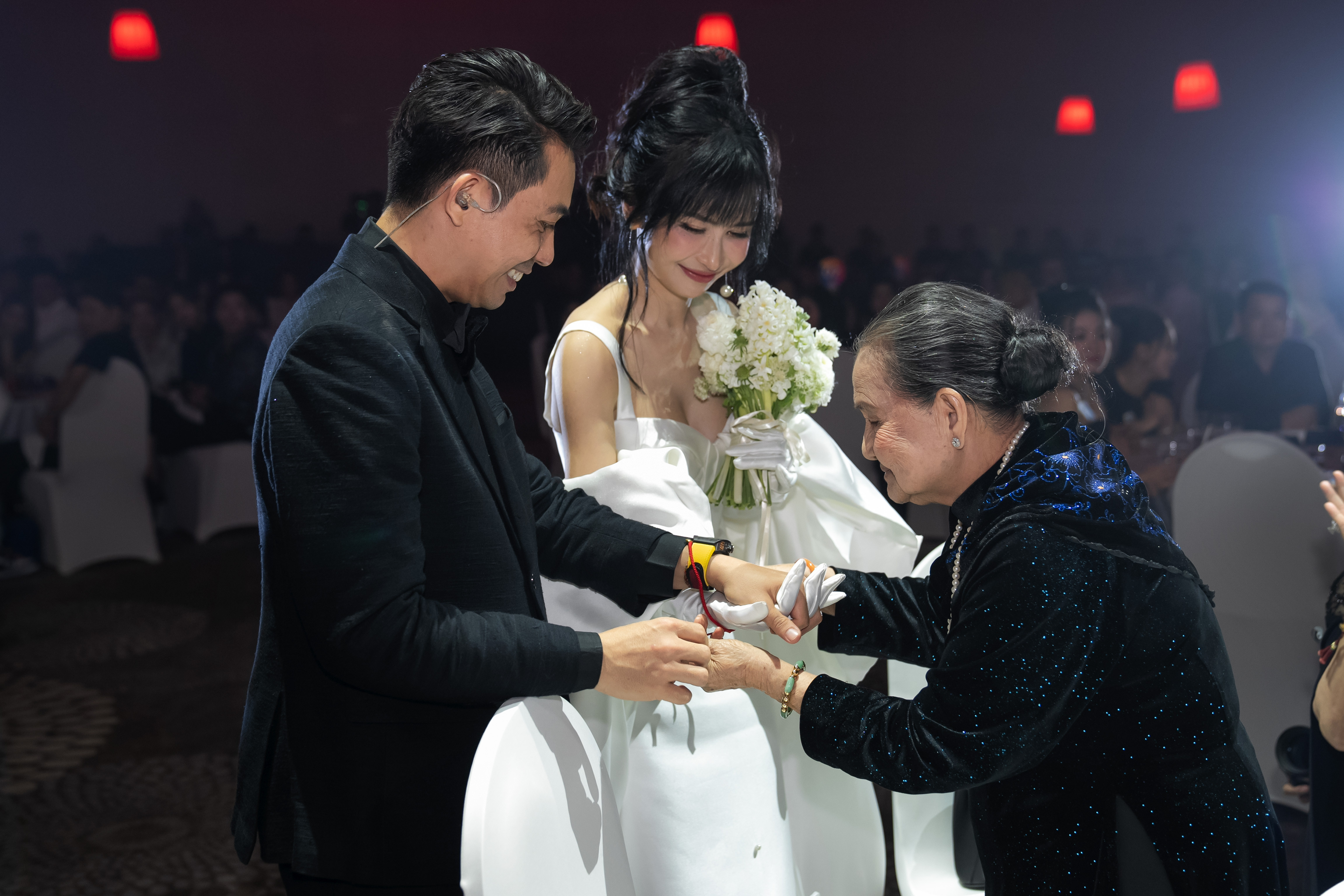 Đại gia Minh Nhựa nói lời ngọt ngào, ‘khoe’ giấy đăng ký kết hôn với Mina Phạm