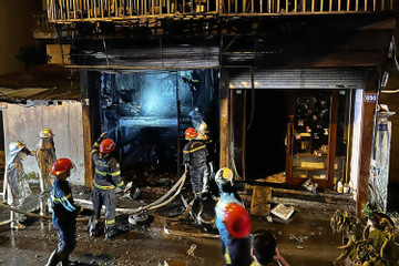 Bản tin trưa 13/10: 5 người mắc kẹt trong ngôi nhà 4 tầng bốc cháy ở Hà Nội