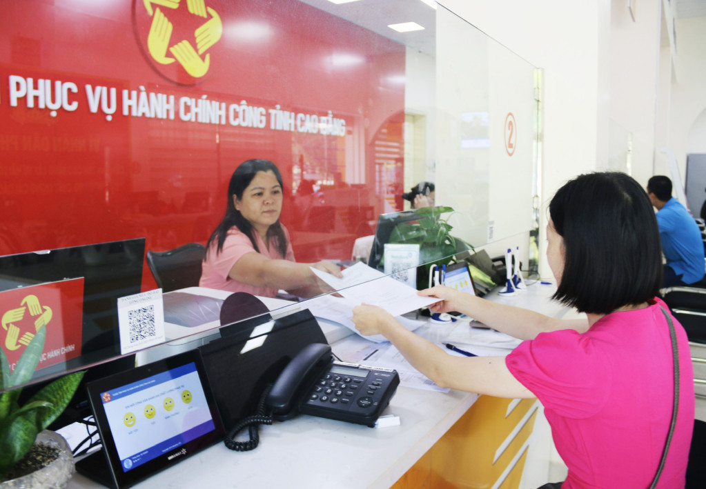 Cán bộ Sở Tư pháp hướng dẫn người dân kê khai phiếu lý lịch tư pháp tại Trung tâm Phục vụ hành chính công tỉnh.