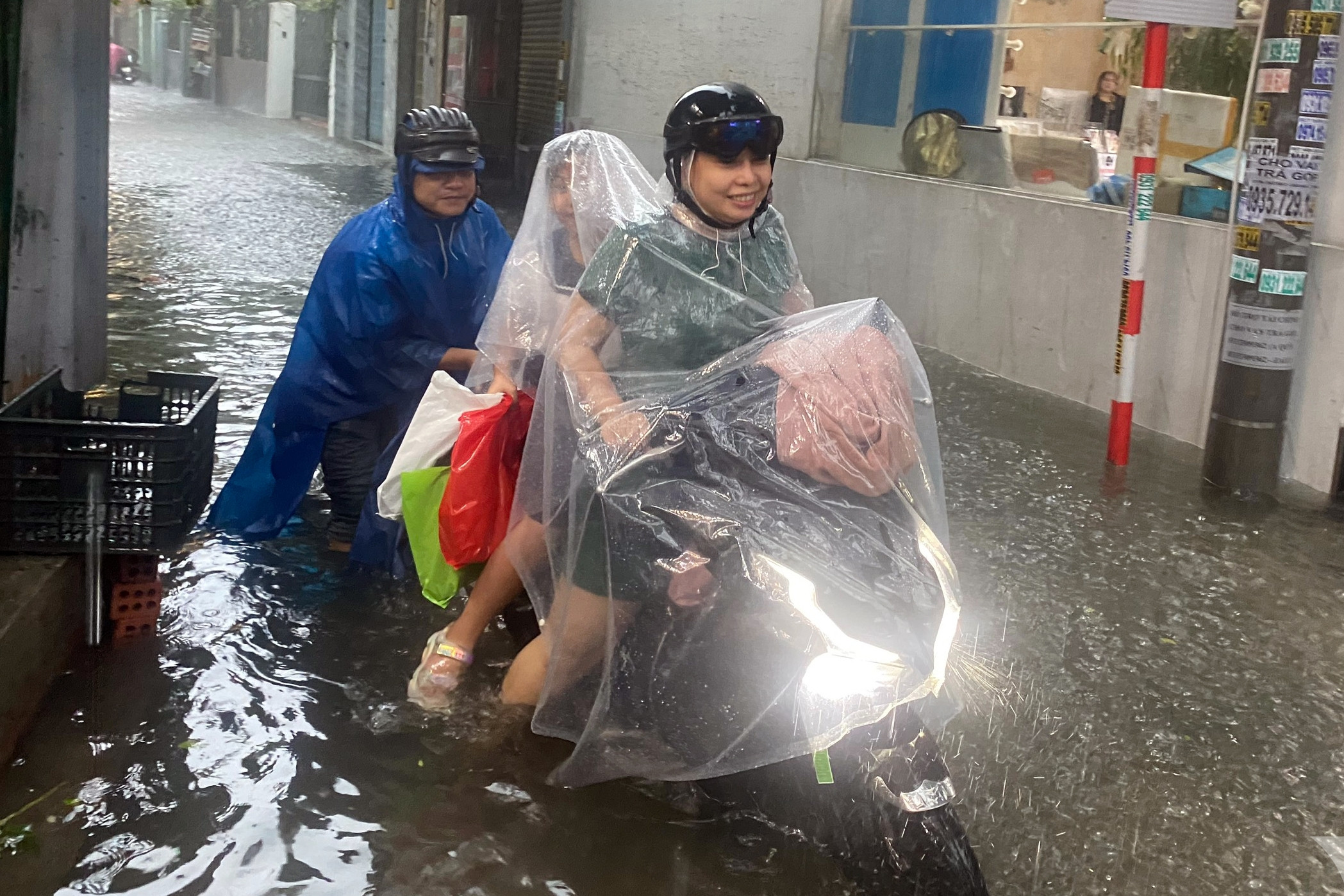 Đà Nẵng mưa lớn, hàng loạt tuyến đường ngập chìm trong nước