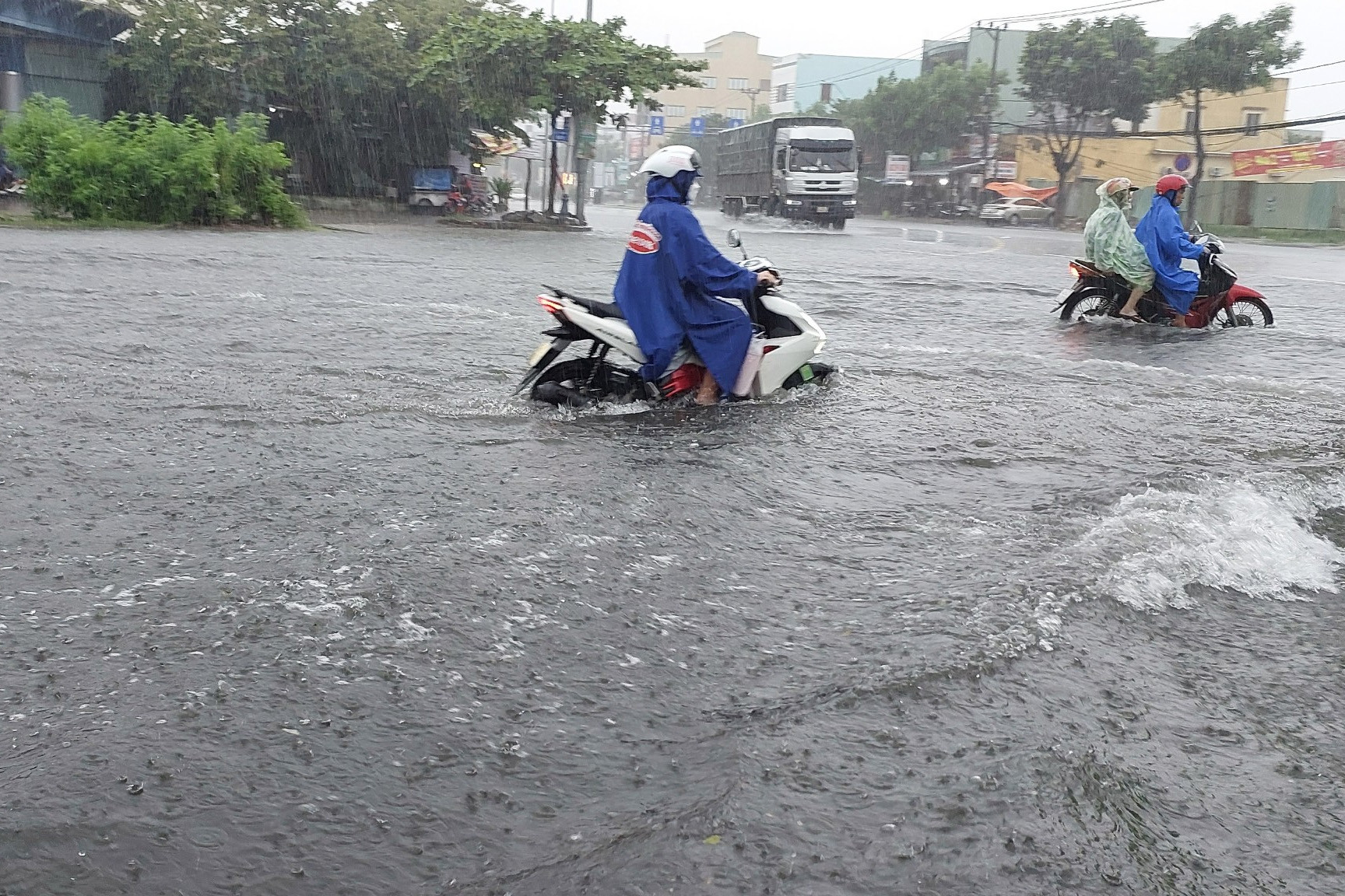 Đà Nẵng mưa lớn, hàng loạt tuyến đường ngập chìm trong nước