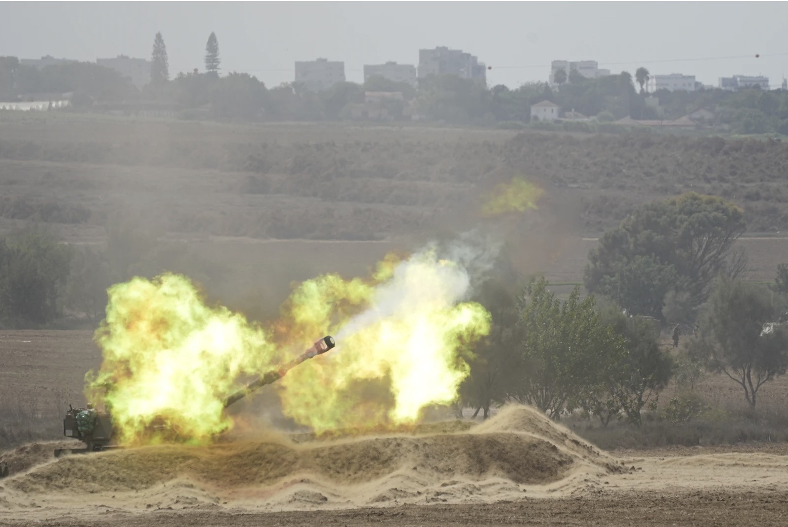 israel nã pháo vào Gaza.jpg