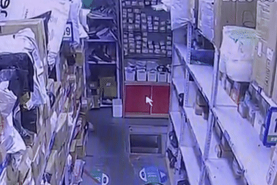 Khoảnh khắc người phụ nữ bất ngờ rơi xuống hố sâu bên trong siêu thị