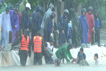 Mưa lớn nước lũ xoáy lở đê ở Thừa Thiên Huế, gần 100 người gia cố