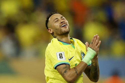 Neymar phung phí cơ hội, Brazil đánh rơi chiến thắng