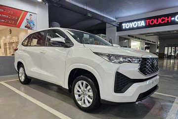 Toyota Innova Cross vừa ra mắt, đại lý chào bán 