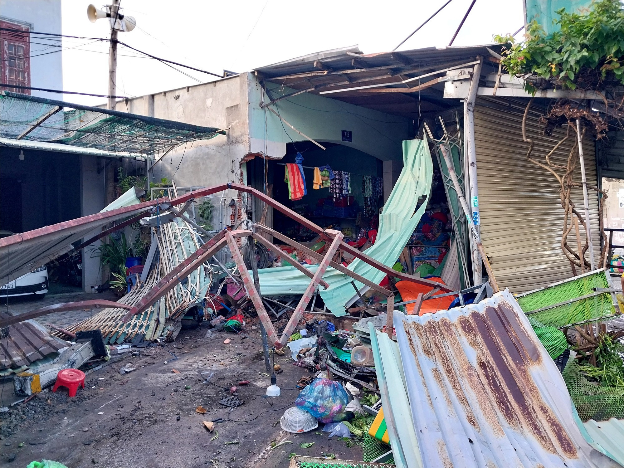 xe container tong vao nha dan.jpg