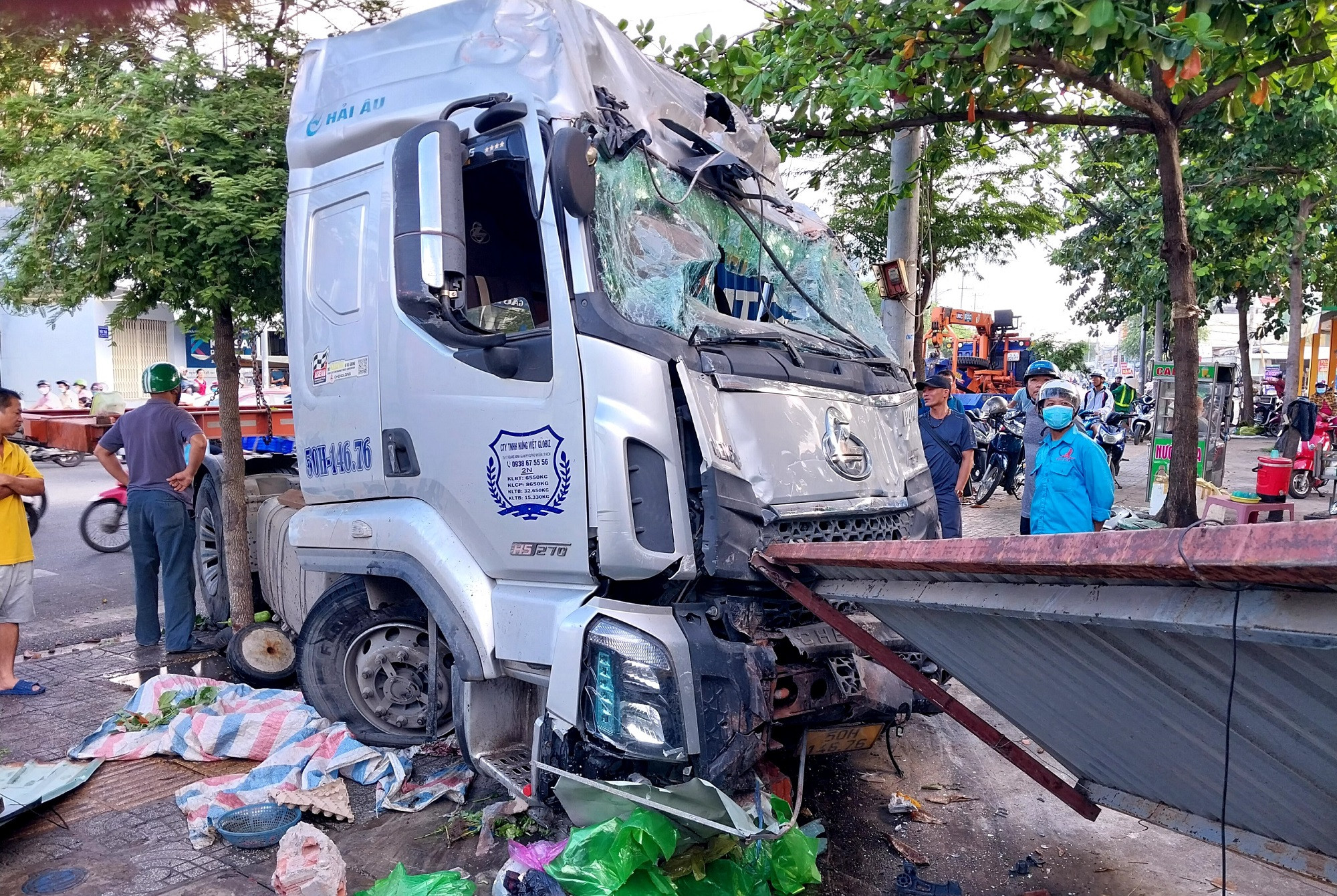 xe container tong vao nha dan.jpg