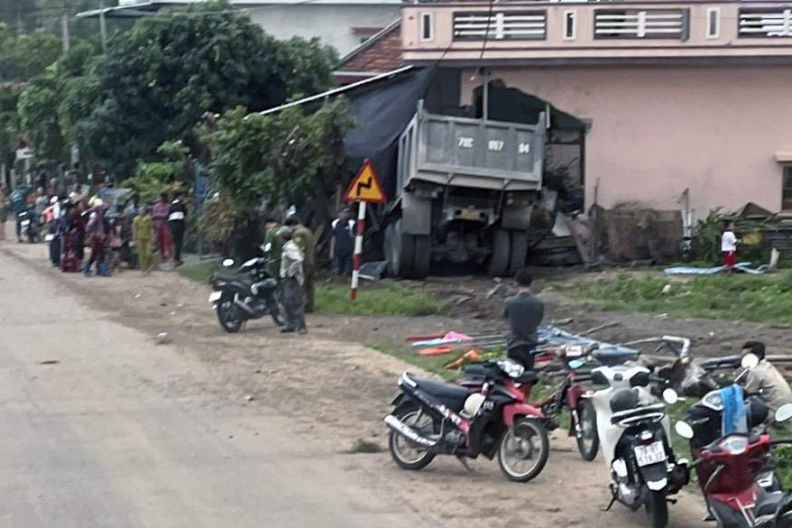 Xe tải tông vào nhà dân, ba cháu nhỏ bị thương