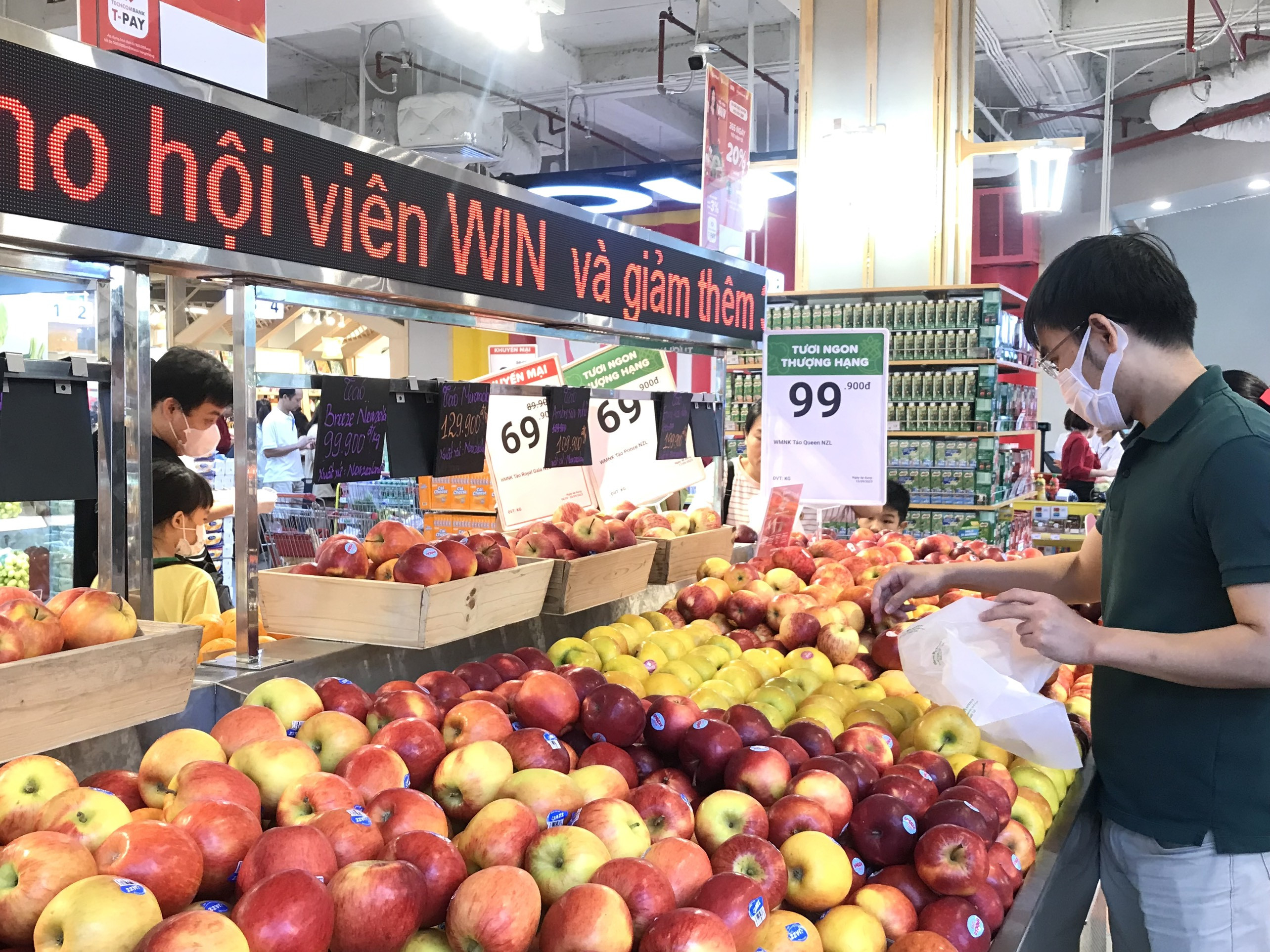 02 nguoi tieu dung huong loi tu chuong trinh hoi vien win chuong trinh khuyen mai dinh ky.jpg