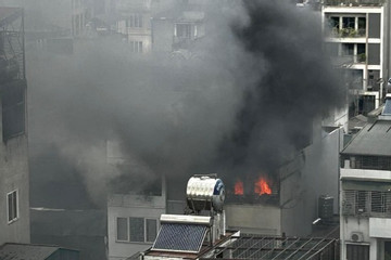 Cháy tầng 6 căn nhà ở Hà Nội, cả khu phố nháo nhác