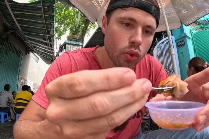 American blogger keen on snail dishes in HCM City