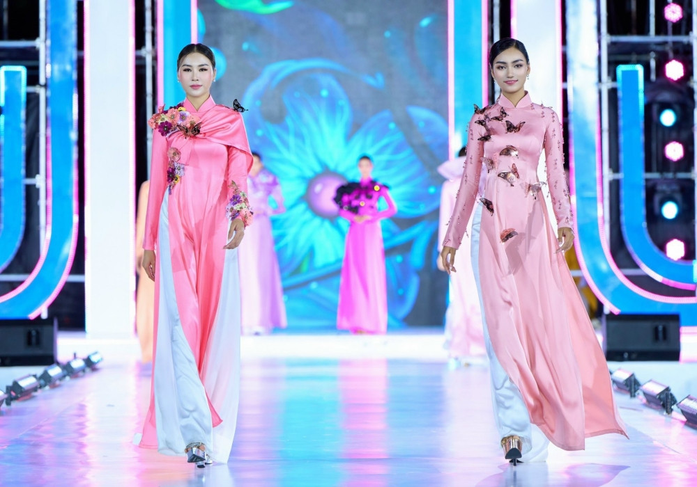 Hoa hậu Đặng Thu Thảo tái xuất, làm vedette trên sàn catwalk