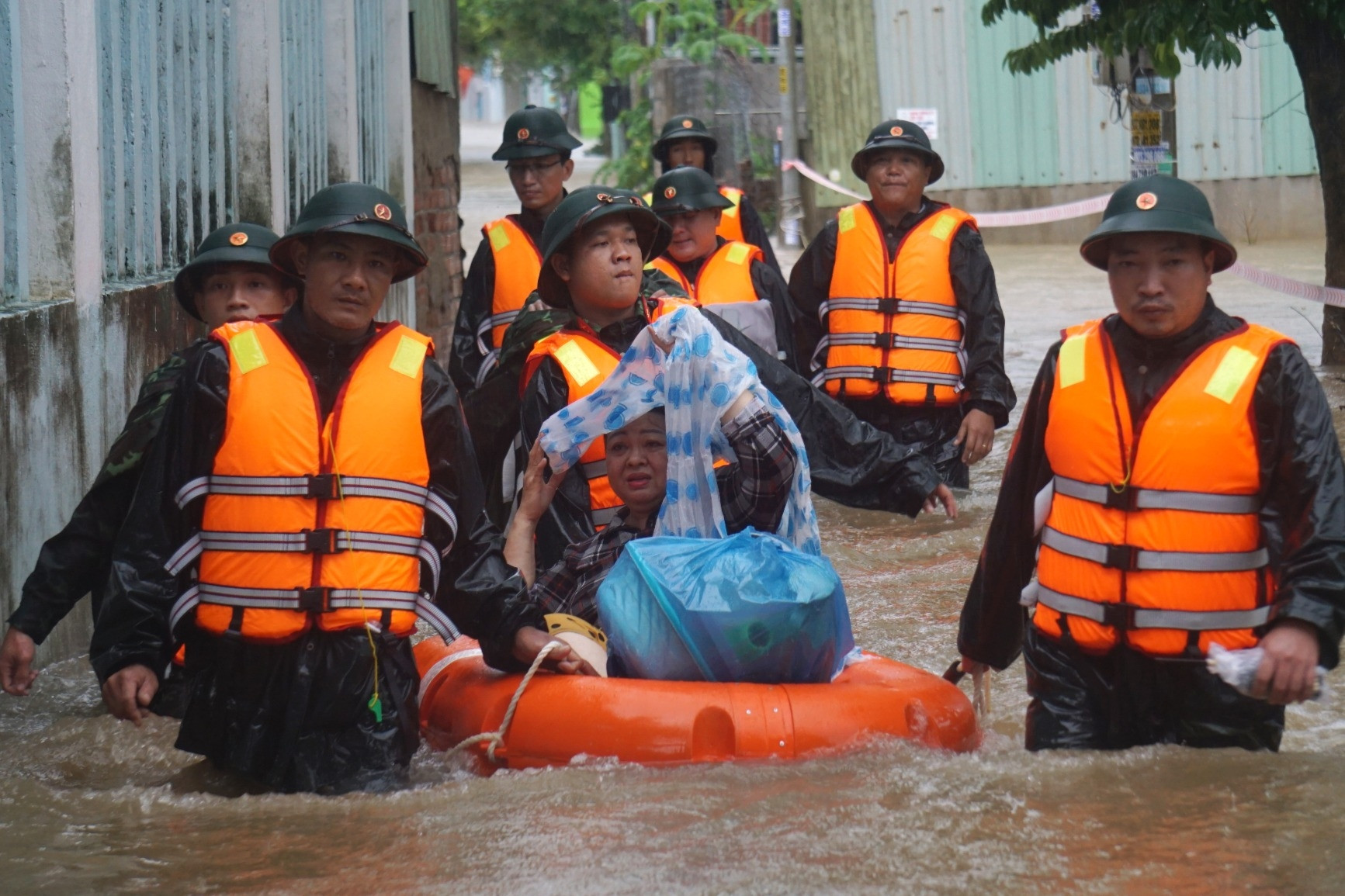 Công an, bộ đội dầm mưa ứng cứu dân vùng tâm lũ ở Đà Nẵng