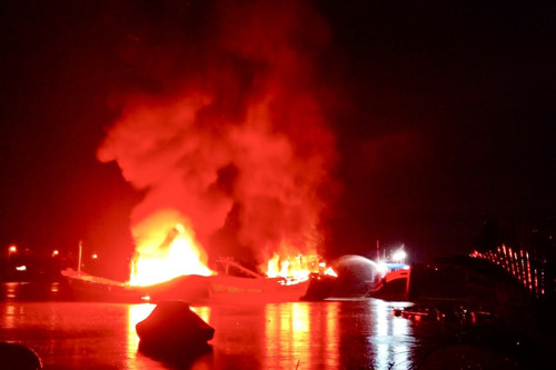 Hai tàu cá của một gia đình ở Quảng Ngãi bất ngờ bốc cháy trong đêm