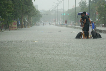 Mưa lớn kéo dài, nhiều tuyến quốc lộ qua Đà Nẵng ngập sâu
