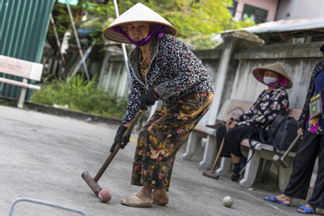 Phụ nữ làng đi dép nhựa, đội nón lá vung gậy chơi môn thể thao quý tộc châu Âu