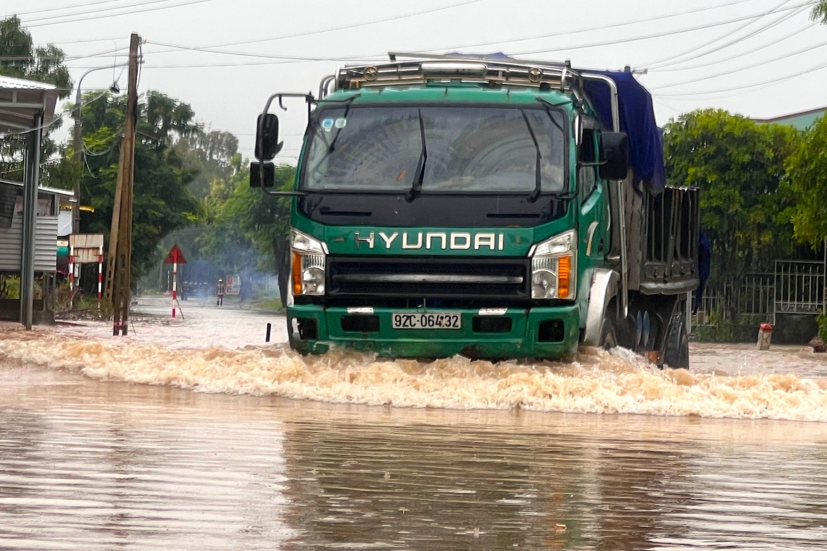 Quốc lộ 14H ở Quảng Nam ngập sâu, phương tiện di chuyển khó khăn