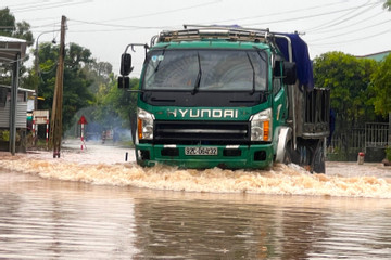 Quốc lộ 14H ở Quảng Nam ngập sâu, phương tiện di chuyển khó khăn
