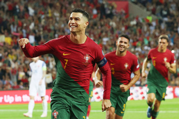 Ronaldo lập cú đúp, Bồ Đào Nha đả bại Slovakia