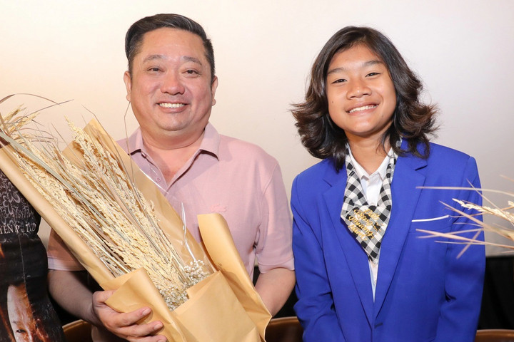 Phùng Ngọc (áo hồng) hiện tại bên