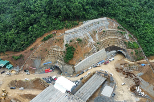 Thông hầm xuyên núi Thần Vũ tuyến cao tốc Diễn Châu - Bãi Vọt