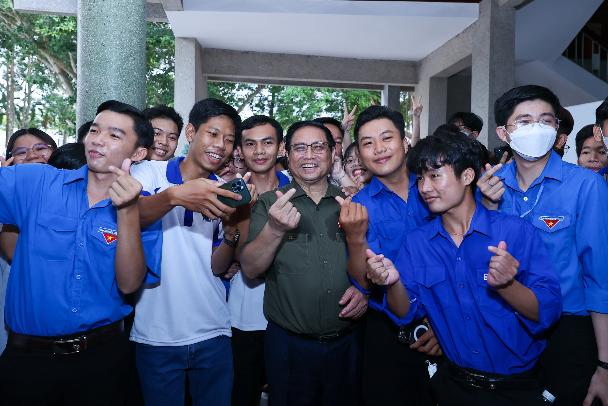 Thủ tướng tiếp xúc cử tri thanh niên, sinh viên, lao động trẻ trước kỳ họp Quốc hội - Ảnh 10.