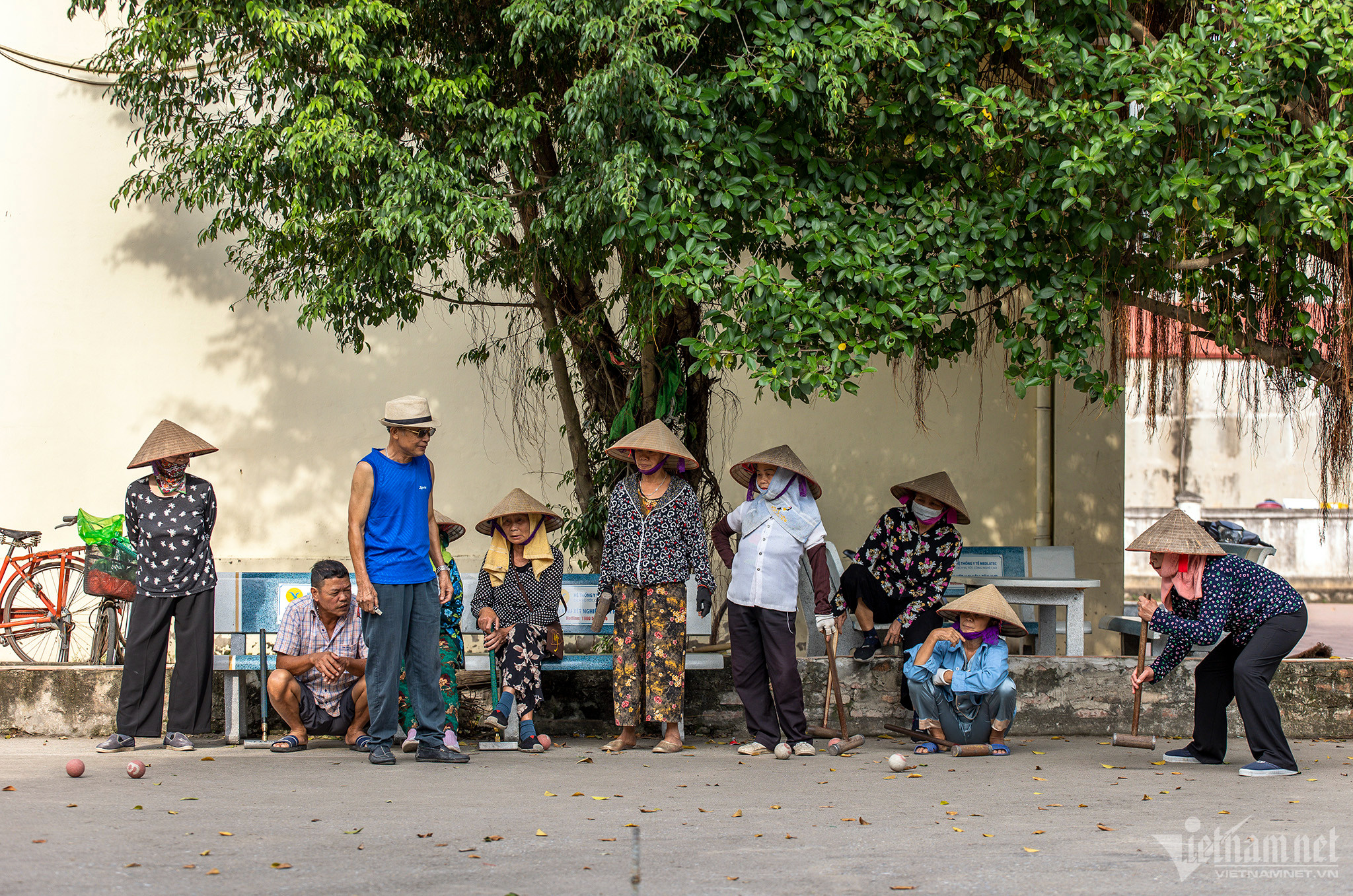 Phụ nữ làng đi dép nhựa, đội nón lá vung gậy chơi môn thể thao quý tộc châu Âu