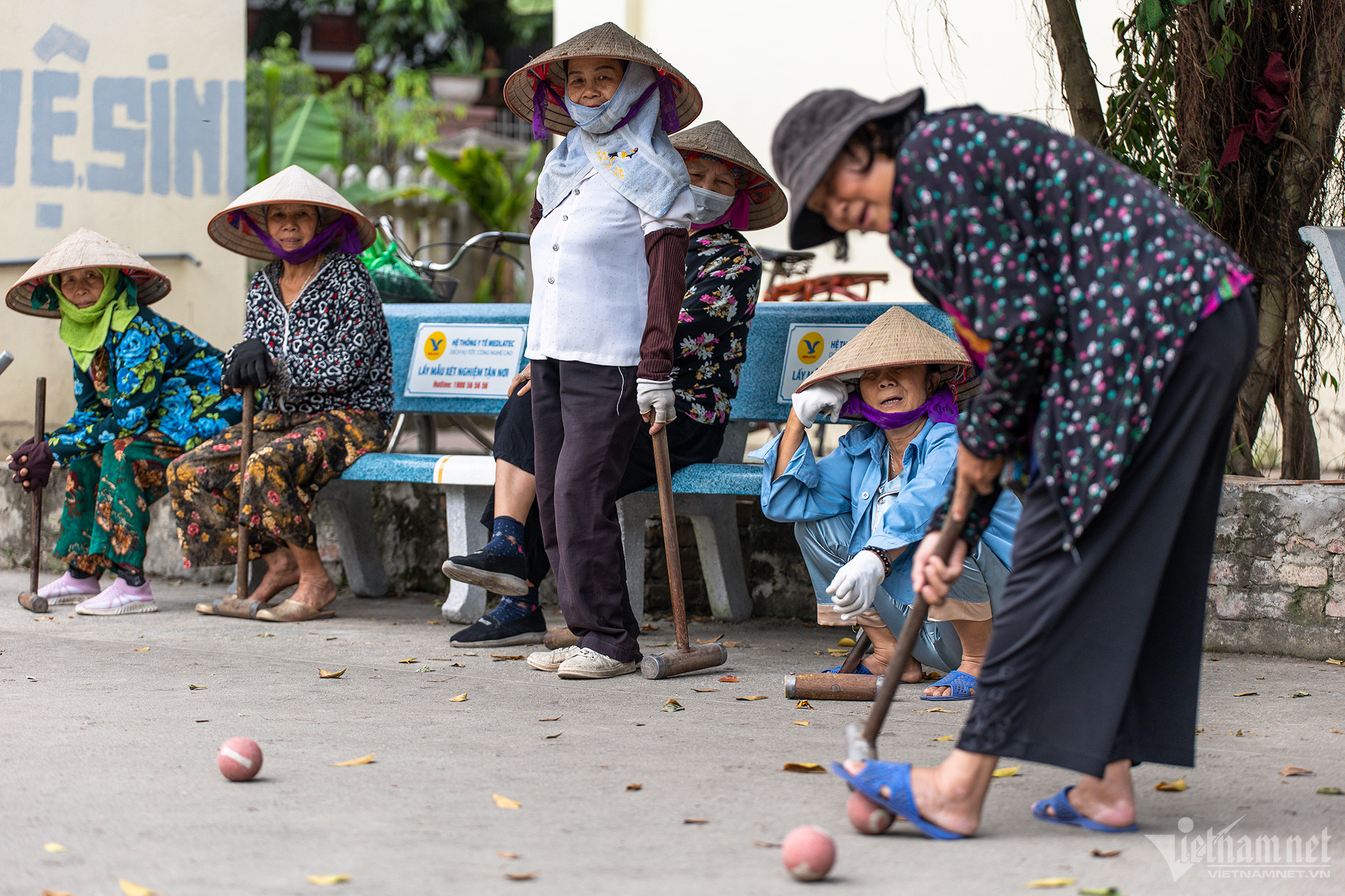 Phụ nữ làng đi dép nhựa, đội nón lá vung gậy chơi môn thể thao quý tộc châu Âu