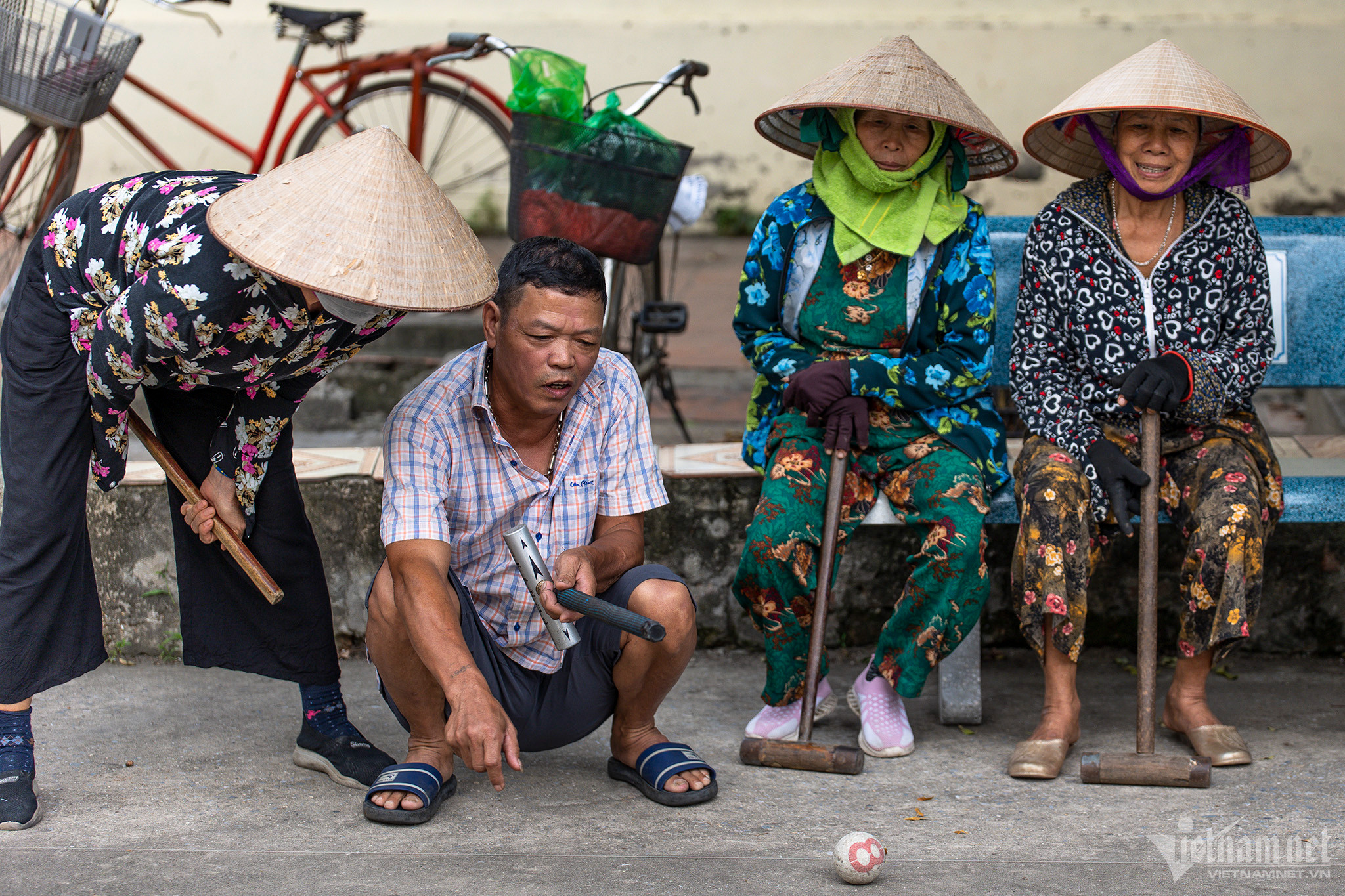 Phụ nữ làng đi dép nhựa, đội nón lá vung gậy chơi môn thể thao quý tộc châu Âu