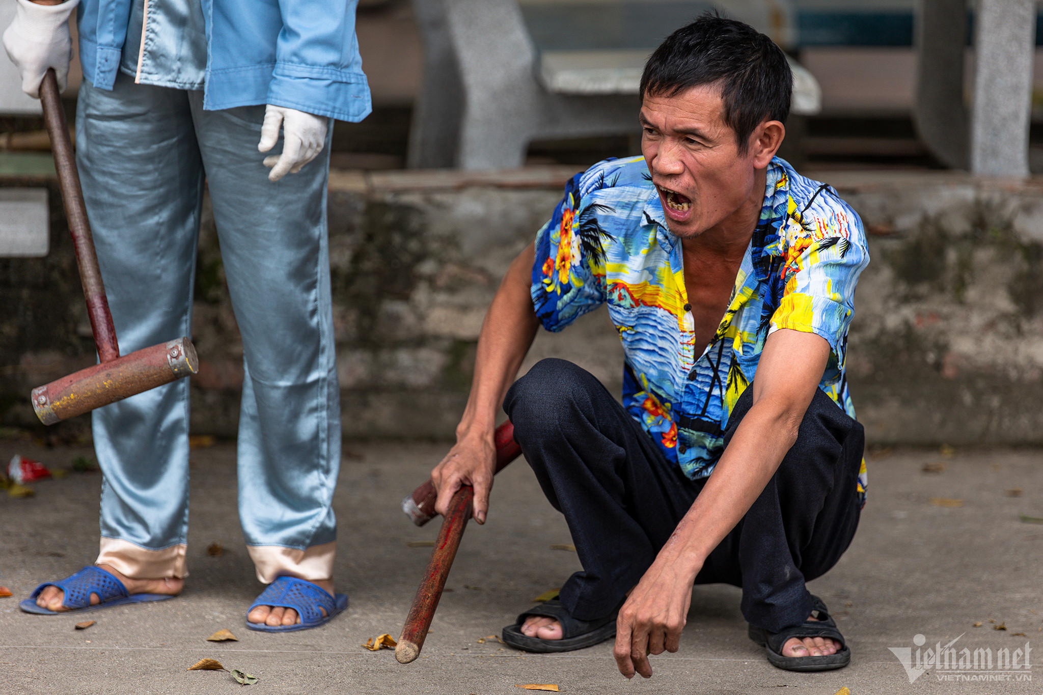 Phụ nữ làng đi dép nhựa, đội nón lá vung gậy chơi môn thể thao quý tộc châu Âu