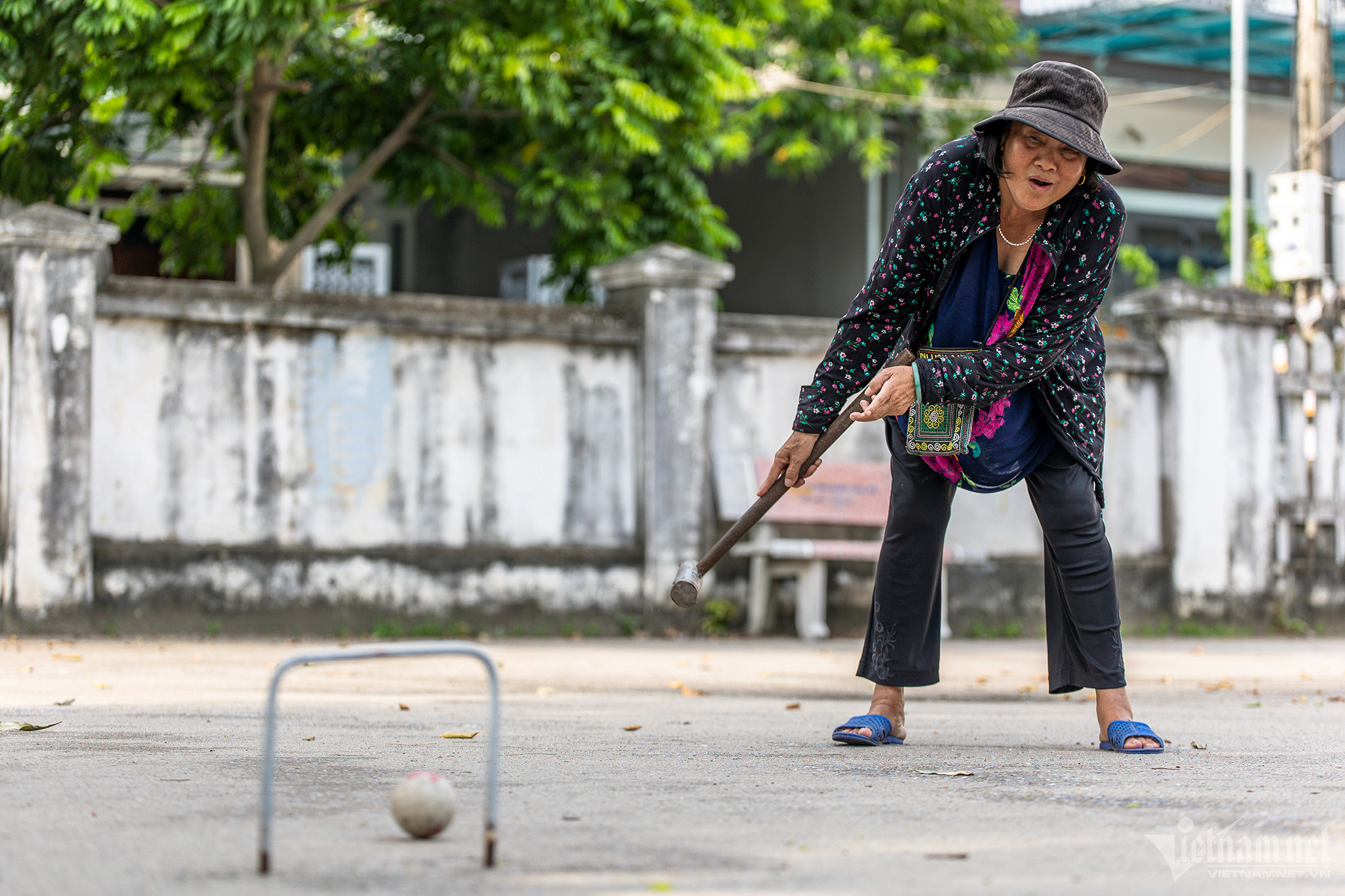 Phụ nữ làng đi dép nhựa, đội nón lá vung gậy chơi môn thể thao quý tộc châu Âu