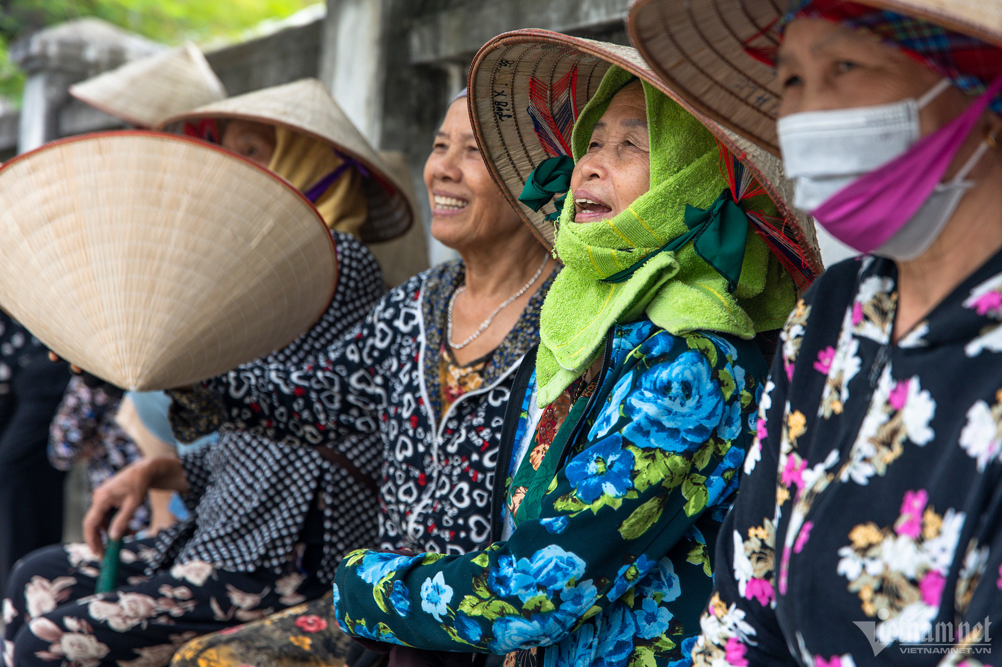 Phụ nữ làng đi dép nhựa, đội nón lá vung gậy chơi môn thể thao quý tộc châu Âu