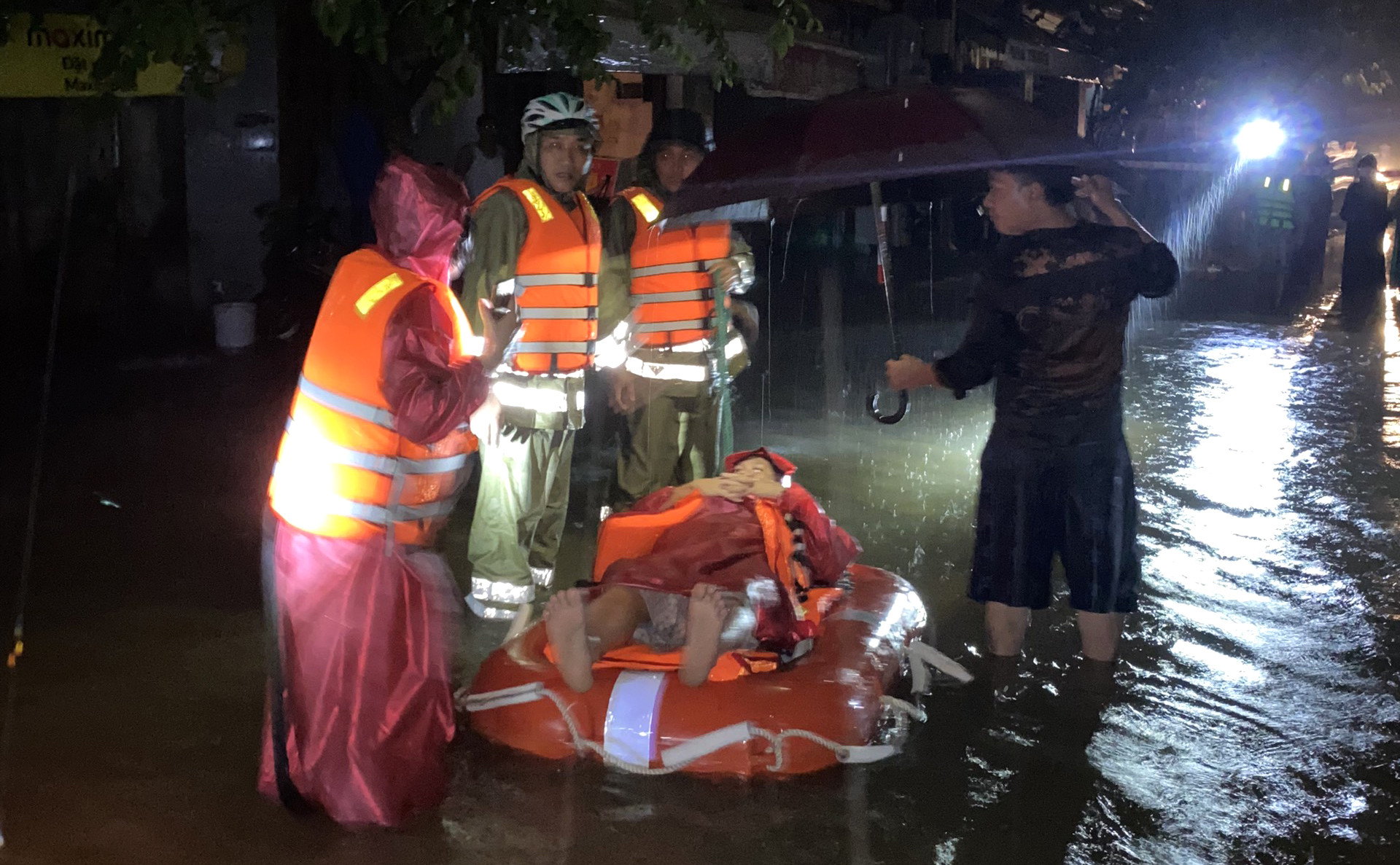 Bản tin sáng 14/10: Đà Nẵng sơ tán 5.000 người dân ra khỏi vùng rốn lũ trong đêm