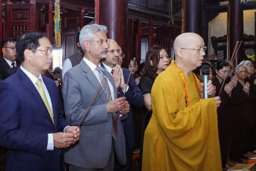 Bộ trưởng Ngoại giao Việt Nam và Ấn Độ lễ chùa Trấn Quốc, tham quan cây bồ đề